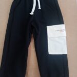 Calça malha_preta e bolso branco