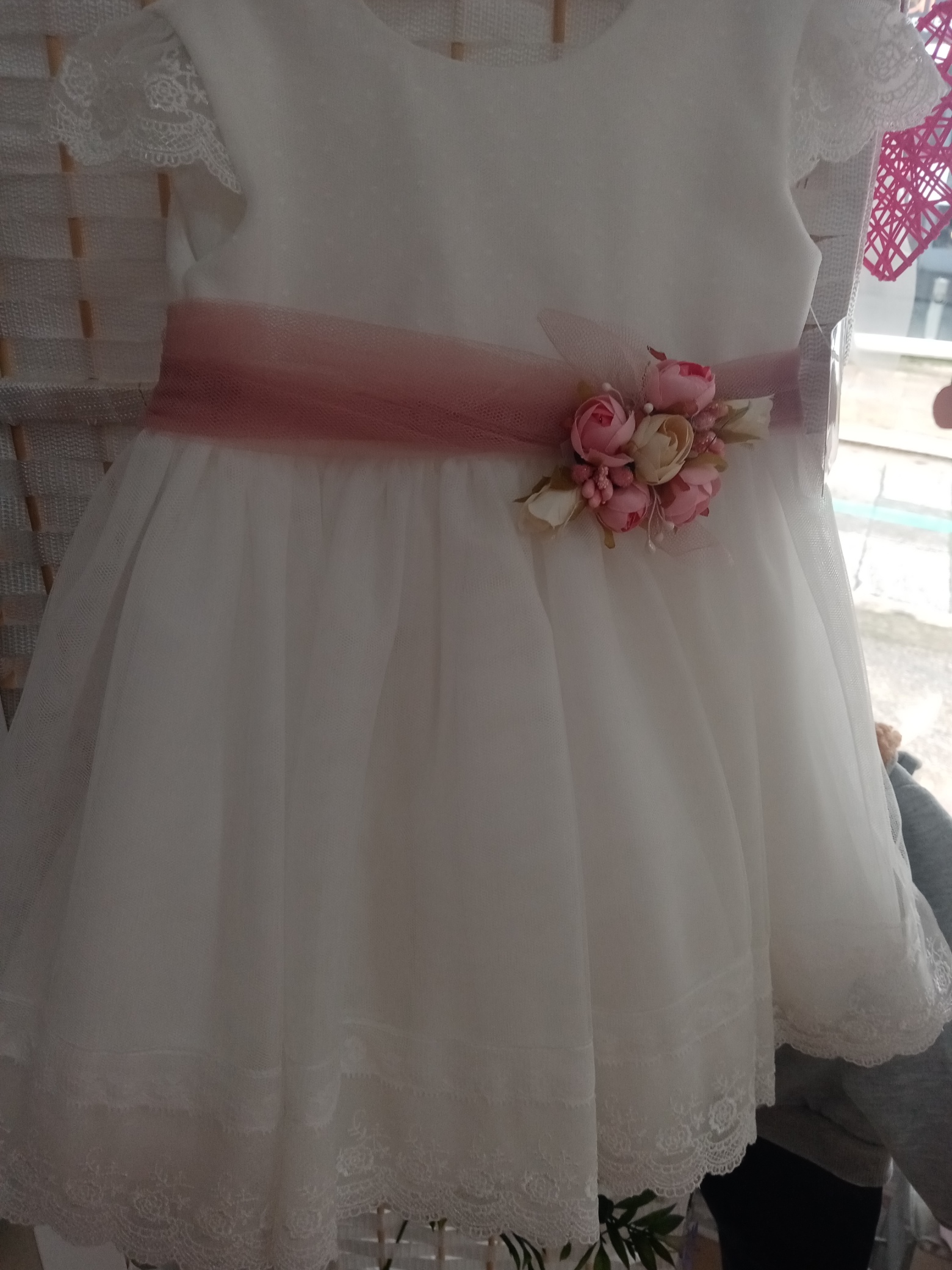IMG_20260113_144059_resized_20260113_024401319 Vestido cerimónia_Branco com renda e apontamentos rosa - Image 1