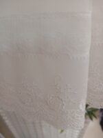 Vestido cerimónia_Branco com renda e apontamentos rosa - Image 2