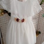 Vestido de cerimónia com rendas nos ombros.
