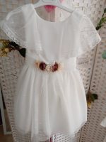 Vestido de cerimónia com rendas nos ombros.